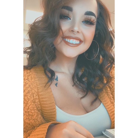 Profile Picture of Anissia Scarberry (@anissialenae) on Poshmark