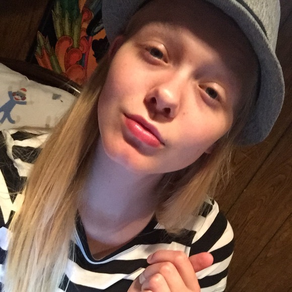 Profile Picture of Breanna Peterson (@breannax40) on Poshmark