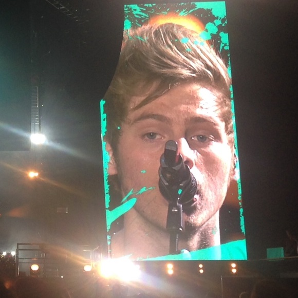 Profile Picture of Carla Devine (@carlayolo) on Poshmark