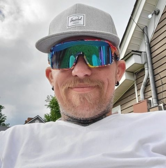 Profile Picture of Tony Graff (@uncleony84) on Poshmark