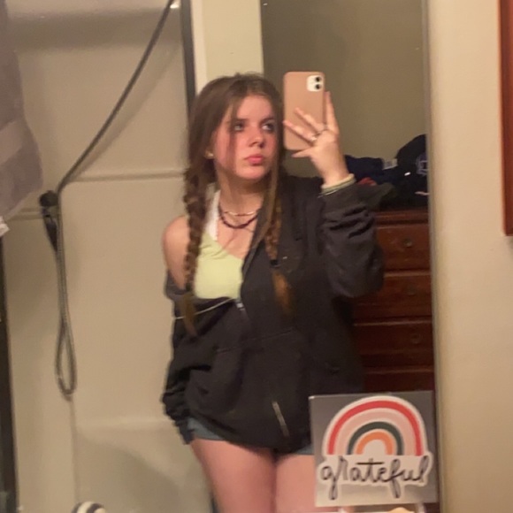 Profile Picture of Emmarae Agbay (@emmaraeagbay) on Poshmark