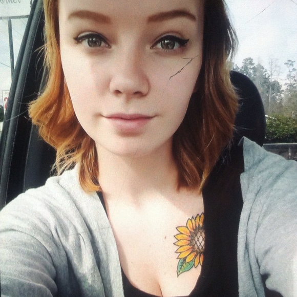 Profile Picture of Carly Sampson (@carlyluvsuu) on Poshmark