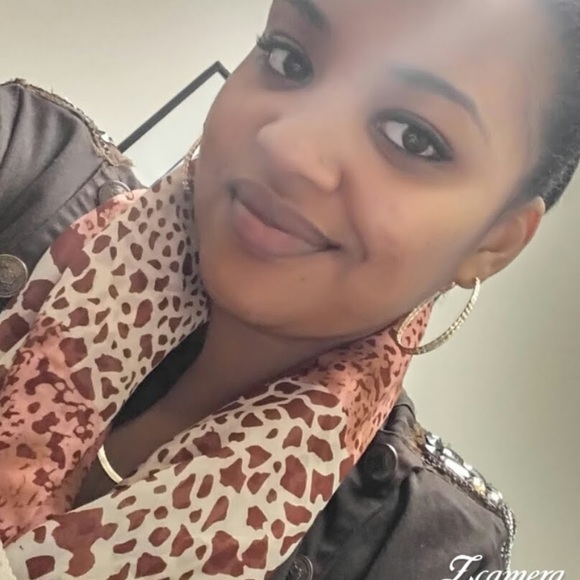 Profile Picture of Danielle Hicks (@jaysmom413d) on Poshmark