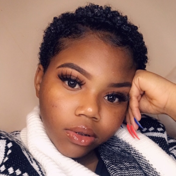 Profile Picture of Kaela Williams (@kaelamarie3) on Poshmark