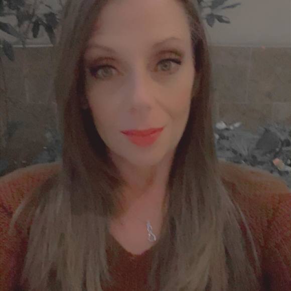 Profile Picture of Deb Bosler (@irishgirl2229) on Poshmark