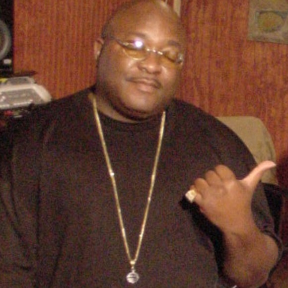 Profile Picture of Dee Gates (@thehotstepper) on Poshmark