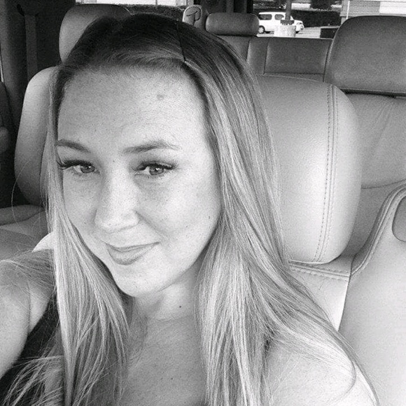 Profile Picture of Angela Brewster (@angiebmichelle) on Poshmark