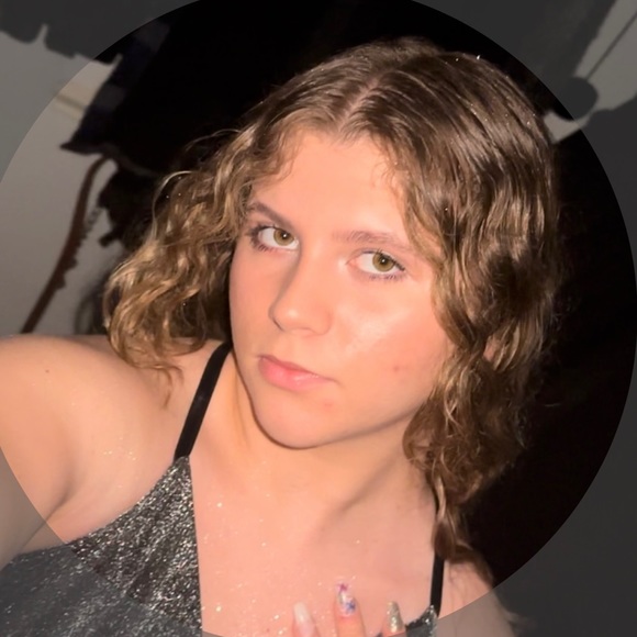 Profile Picture of Chloe Bernet (@chloxcrystal) on Poshmark