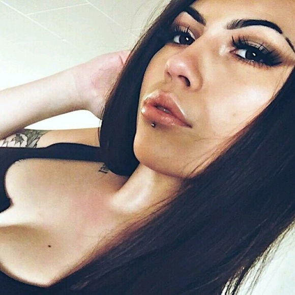 Profile Picture of Danielle Diamond (@daniellediam639) on Poshmark