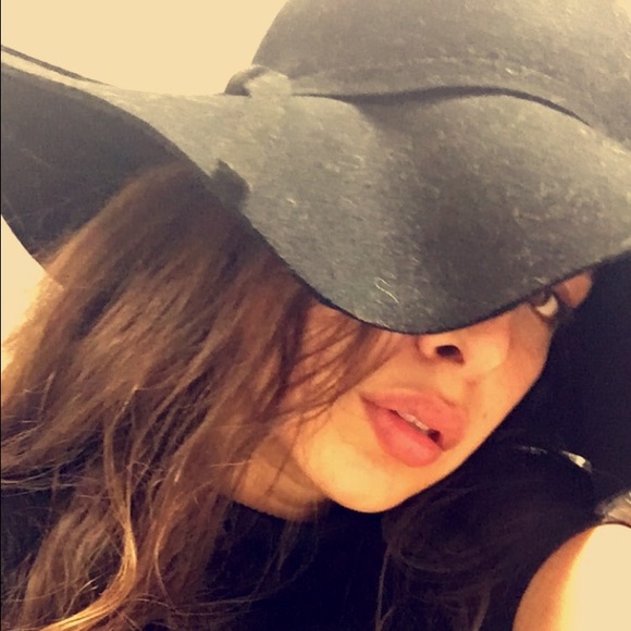 Profile Picture of Mariagracia Mestichelli (@chanelbtch) on Poshmark