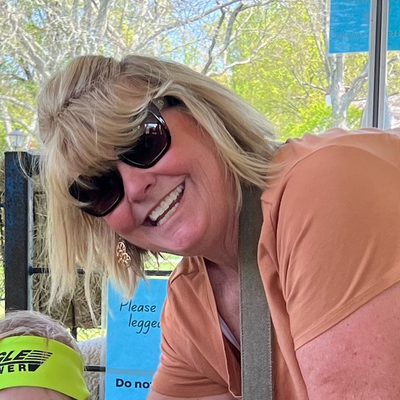 Profile Picture of Michele Hetzel (@michele_hetzel) on Poshmark