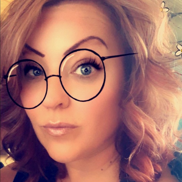 Profile Picture of Kelli Karlowicz (@kellik24) on Poshmark