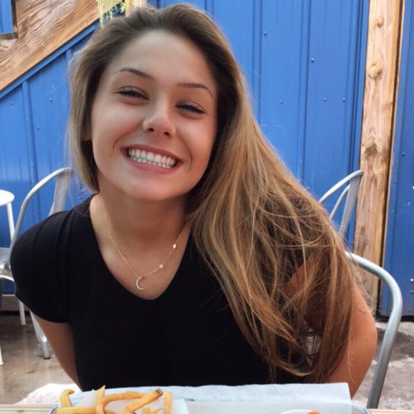 Profile Picture of Savannah Perry (@savbrookperry) on Poshmark