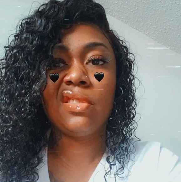 Profile Picture of Melissa Holsome (@mzholsome) on Poshmark