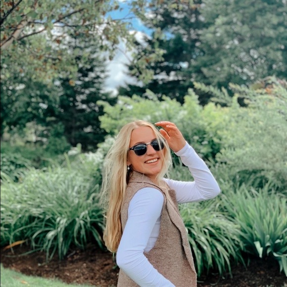 Profile Picture of Rachel Vandenbroek (@r_vandenbroek) on Poshmark