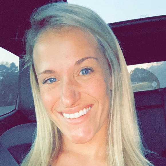 Profile Picture of Laura Knickerbocker (@lknicker09) on Poshmark