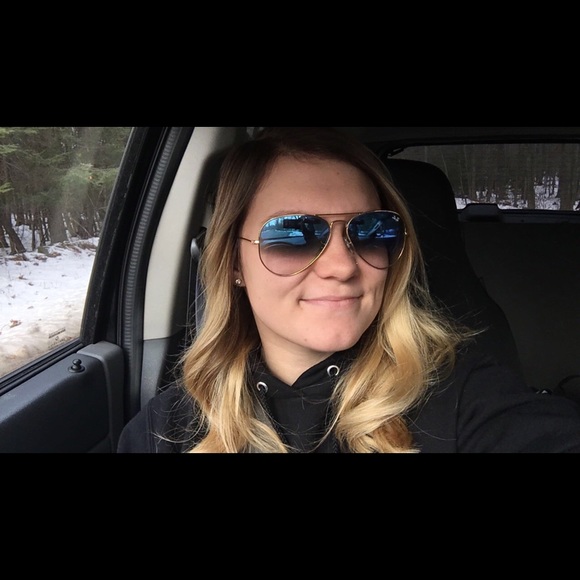 Profile Picture of Amanda Lorusso (@mandaax94) on Poshmark