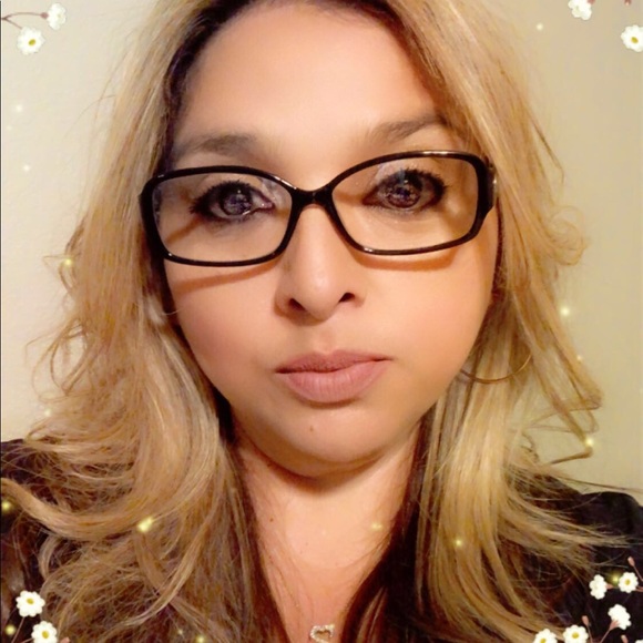 Profile Picture of Annette Velazquez (@annettev1974) on Poshmark