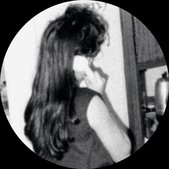 Profile Picture of Emi Rattner (@emruuth) on Poshmark