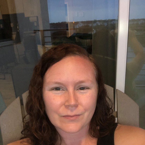 Profile Picture of Dawn Delligatti (@dawndelligatti) on Poshmark