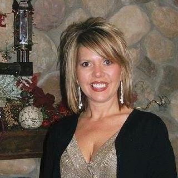 Profile Picture of Lisa Goertzen (@lisagoertzen) on Poshmark