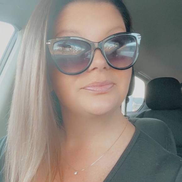 Profile Picture of Maureen Richards (@maureen1982) on Poshmark