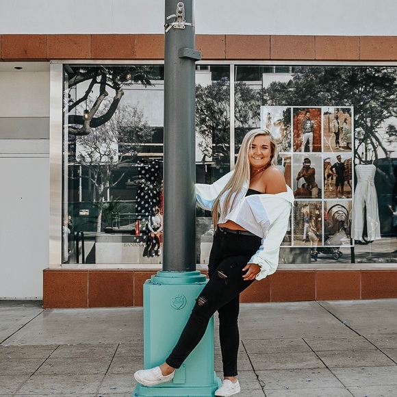 Profile Picture of Kayla Troedel (@kayla_troedel) on Poshmark