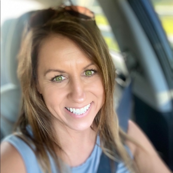 Profile Picture of Jennifer Anthony (@jenanthony02) on Poshmark