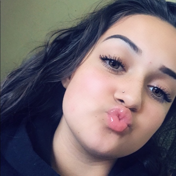 Profile Picture of Tabitha Lyons (@tabamarie03) on Poshmark