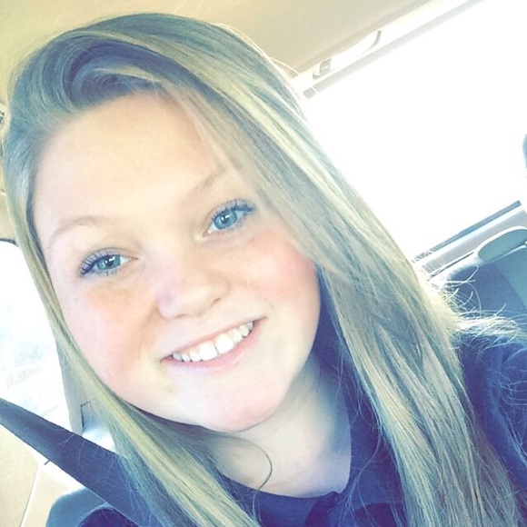 Profile Picture of Leah Hollier (@leahhollier) on Poshmark