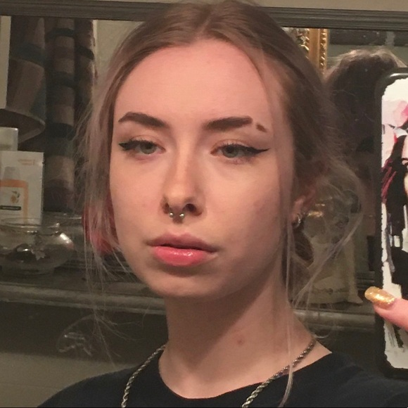 Chloe Salamone - Poshmark Profile Picture of Chloe Salamone (@chloe_sb) on Poshmark