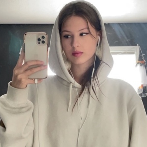 Profile Picture of Noelle Cuevas (@noellecuevas) on Poshmark