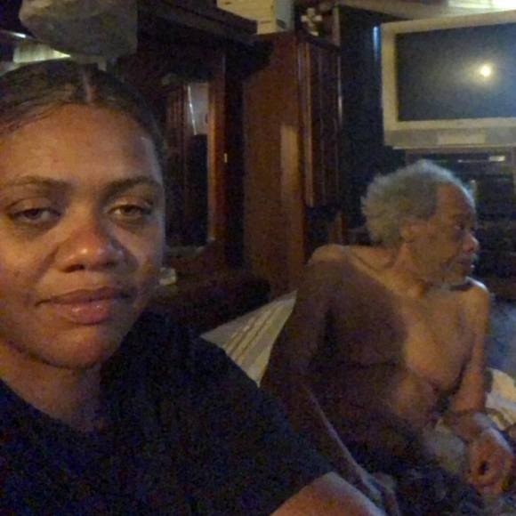 Leesa Kapeski - Poshmark Profile Picture of Leesa Kapeski (@johnj3546) on Poshmark