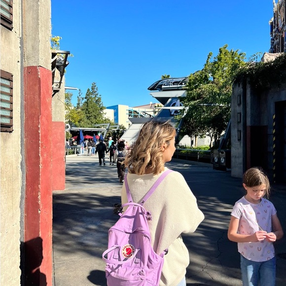 Profile Picture of Yozlin Oropeza (@yozlinoropeza) on Poshmark