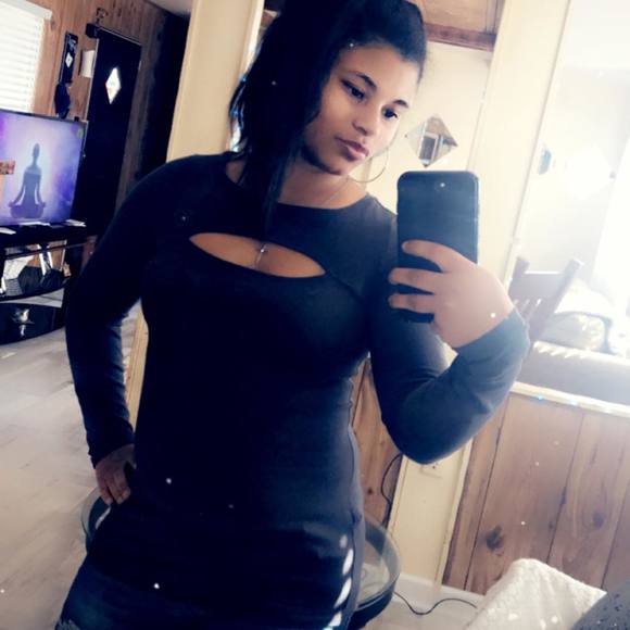 Profile Picture of Taylor Frank (@taylordenayy) on Poshmark