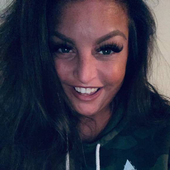 Profile Picture of Sydney Weaverling (@iparamorelvr818) on Poshmark