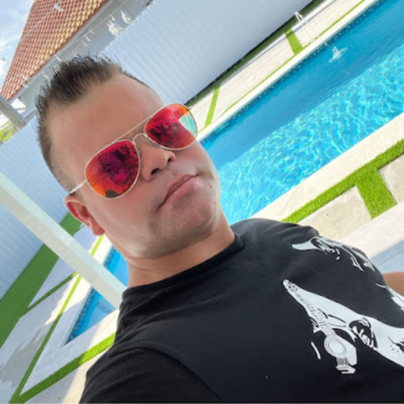 Profile Picture of Michel ricardo Alba valdivia (@mrav040785) on Poshmark