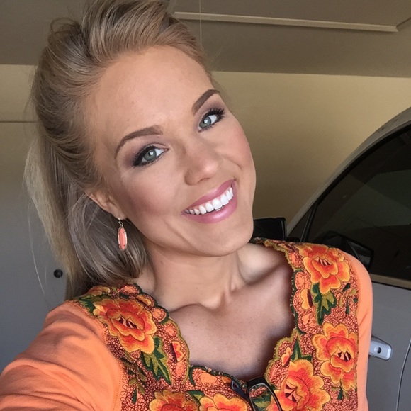 Profile Picture of Emma Jumper (@emmajumper) on Poshmark