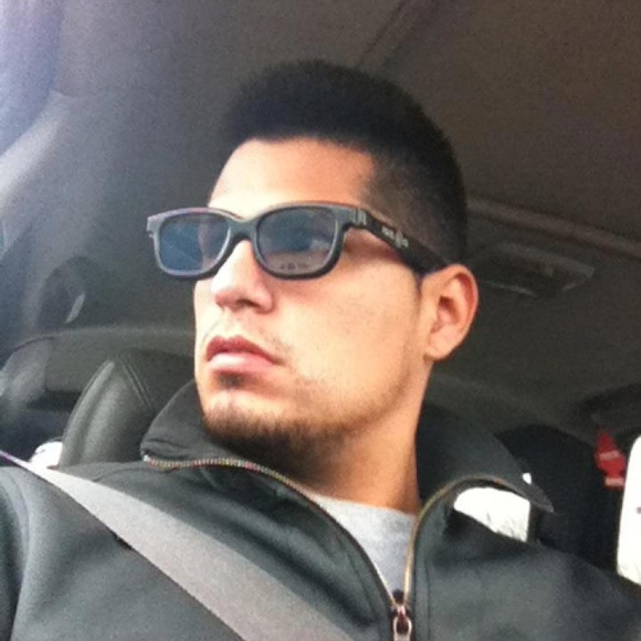 Profile Picture of Carlos Fernandez (@carlosrf_0316) on Poshmark