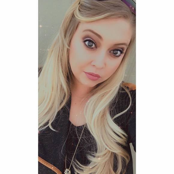 Profile Picture of Danielle Philipps (@d_philipps) on Poshmark