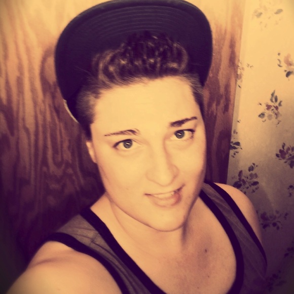 Profile Picture of Taylor Heydenburk (@kissingfish_) on Poshmark