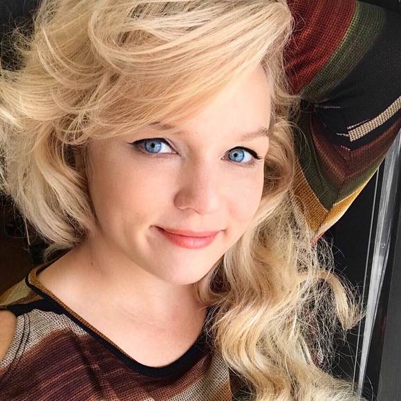 Profile Picture of Desiree Soland (@desireesoland) on Poshmark