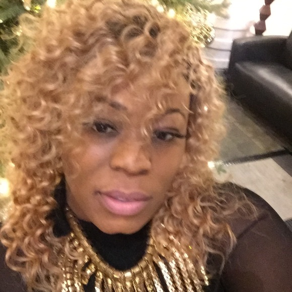 Profile Picture of Clarissa Curtis (@clarniccur) on Poshmark