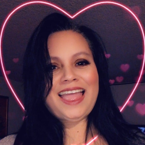 Profile Picture of Chava Enriquez (@chavaenriquez) on Poshmark