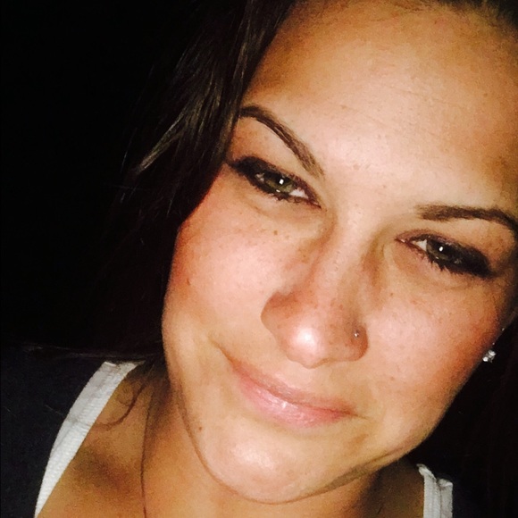 Profile Picture of Nicole Barnabo (@nicolebarnabo) on Poshmark