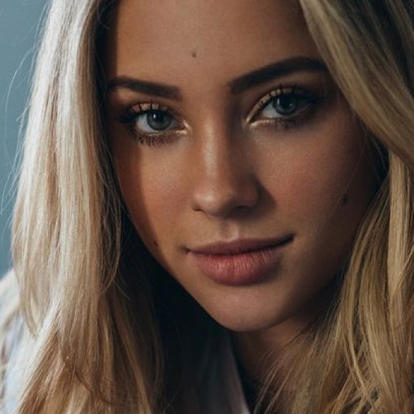 Profile Picture of Franki Dunajski (@franki_dunajski) on Poshmark