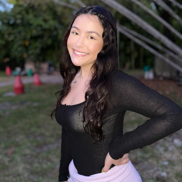 Profile Picture of Tatiana Jaramillo (@tatianajar11) on Poshmark