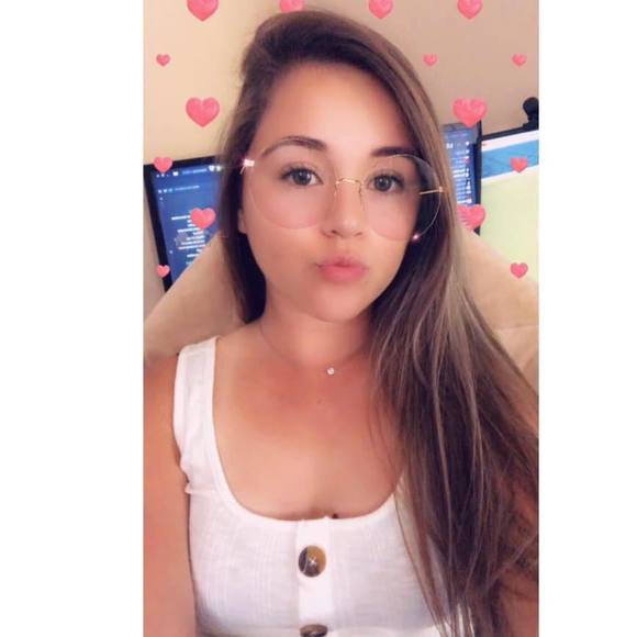 Profile Picture of Chiara Alzamora (@lolchiaraa) on Poshmark