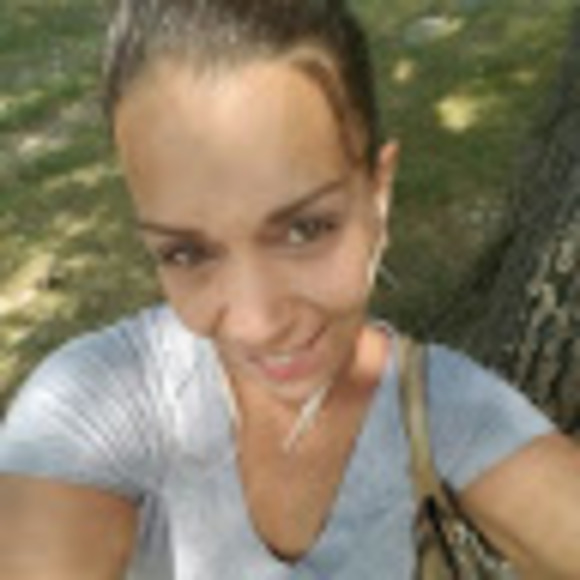 Profile Picture of Angela Strohl (@angela_strohl) on Poshmark