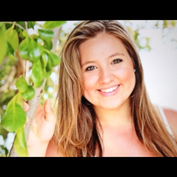 Profile Picture of Michell Gonzalez (@michellgonzalez) on Poshmark